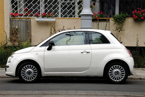 weisser Fiat 500